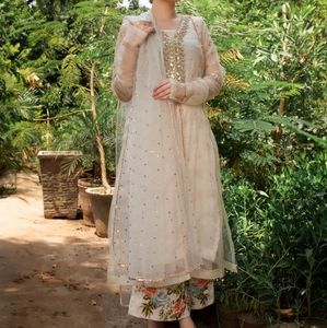 Hem official large size.  4 piece includes shirt, slip, pants, and duppatta